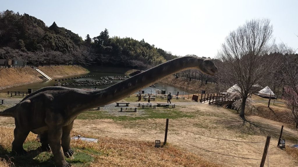 大きな恐竜の像