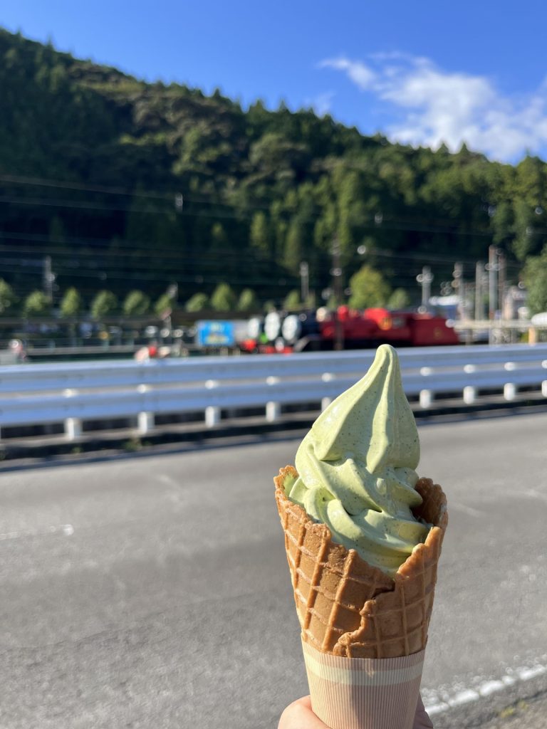 緑色のソフトクリーム