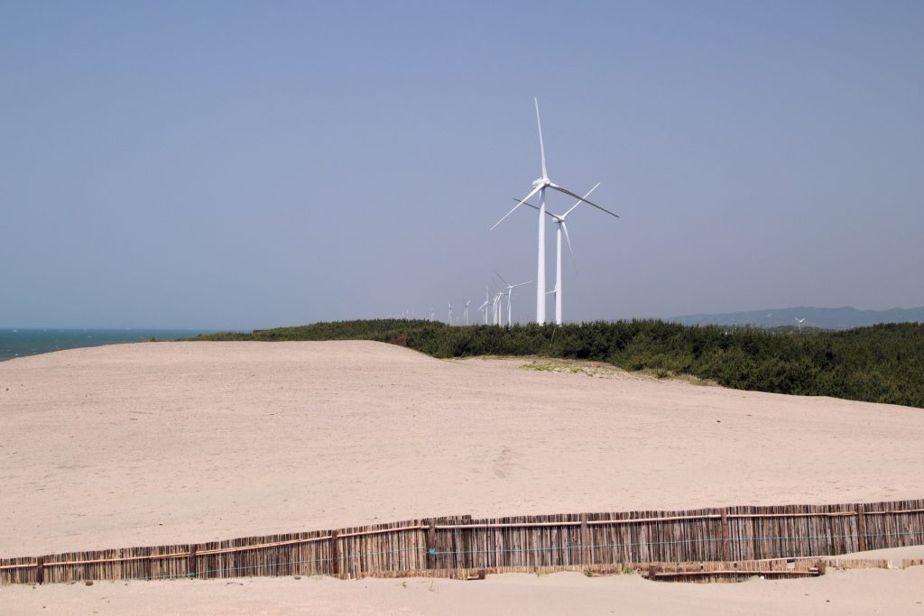 砂丘に立つ風力発電機