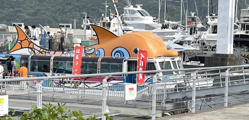 オレンジ色したイルカ型の船