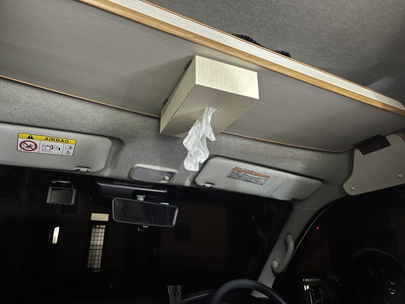 車の天井に取り付けられたティッシュボックス