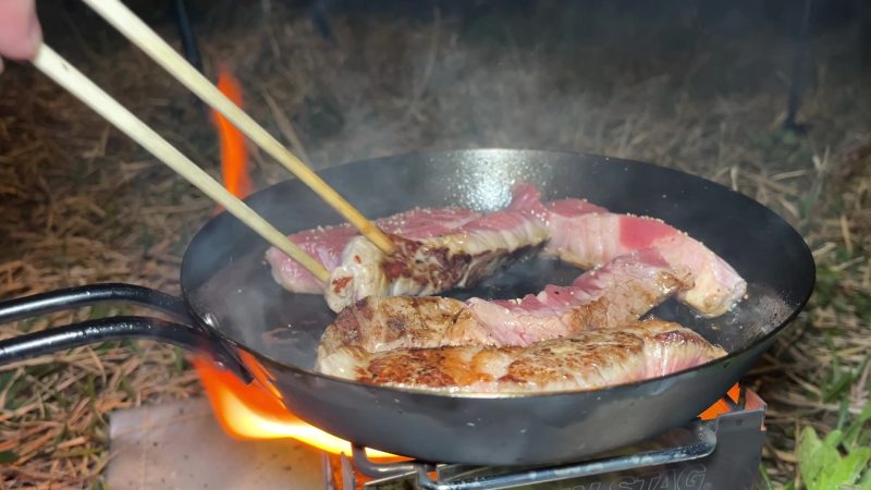 フライパンの上で焼かれている肉