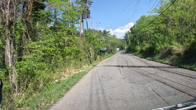 山の中の舗装された車道
