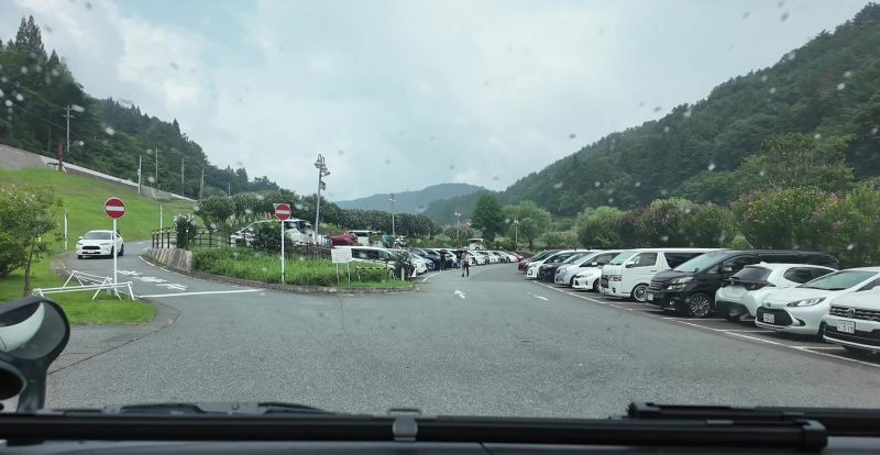 たくさんの車が停まっている駐車場