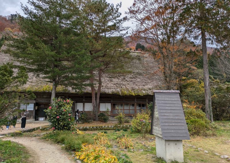 茅葺屋根の家