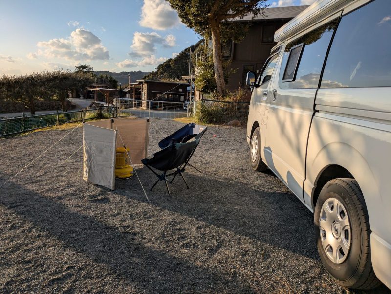 車の横に並べられた2脚の椅子