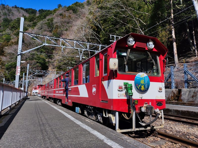 赤い車体のアプト式列車