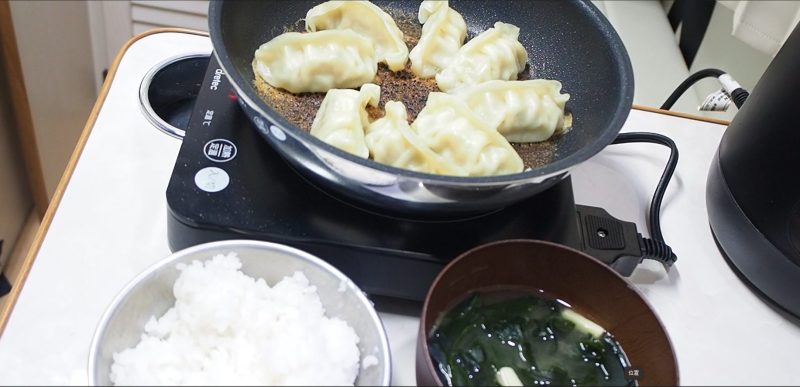 メインが焼き餃子の食事