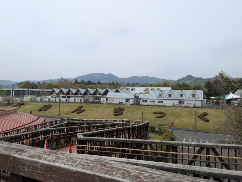 さんかく屋根の大きな建物