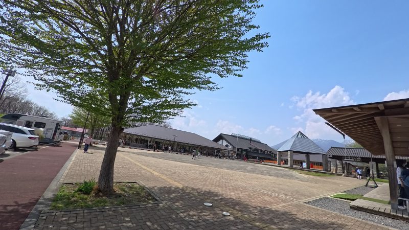 三角屋根の大きな建物
