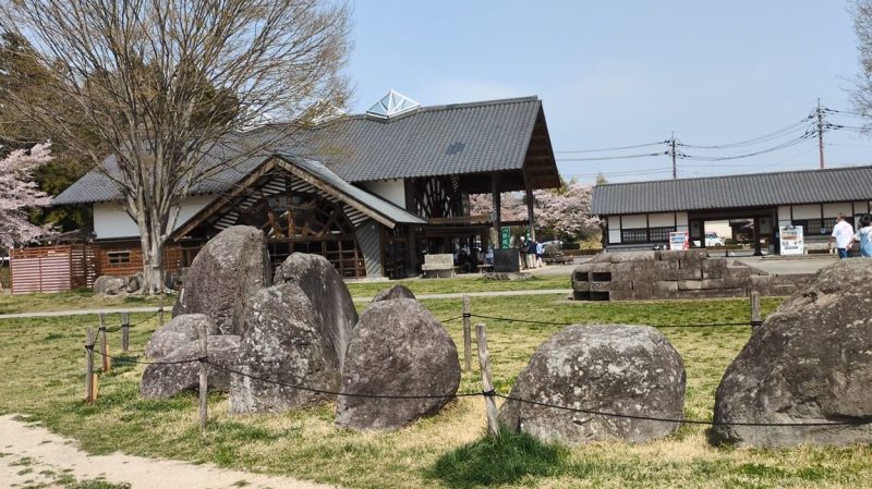 三角屋根の大きな建物