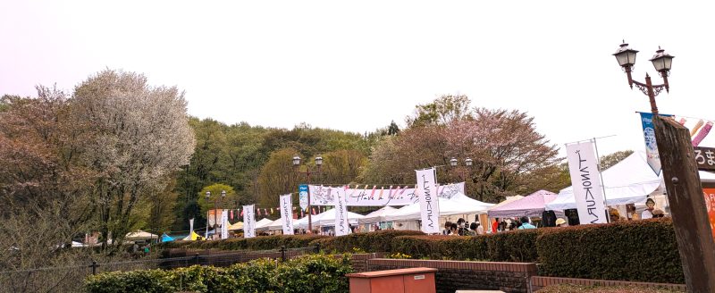 たくさんのテントが並んだ間を歩く人々