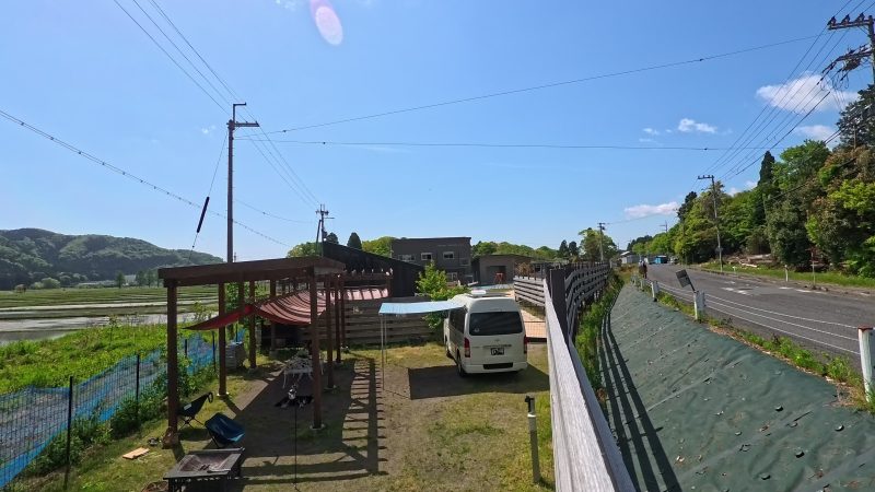 サイドオーニングを出しているキャンピングカー