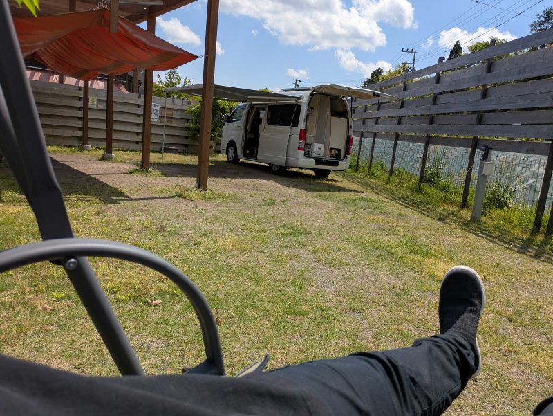 サイドオーニングを出しているキャンピングカー