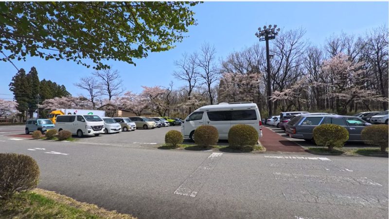 たくさんの車が停まっている広い駐車場