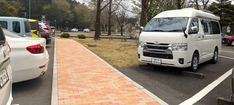 駐車場に停められた白いバン