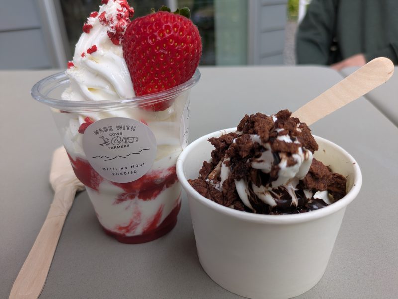 大きないちごが乗ったソフトクリーム