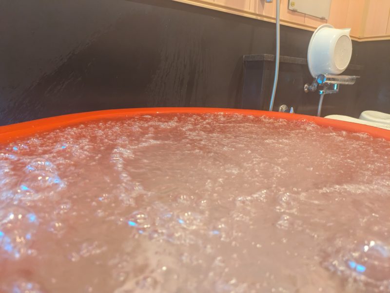 湯舟の中から小さな気泡がたくさん出ている
