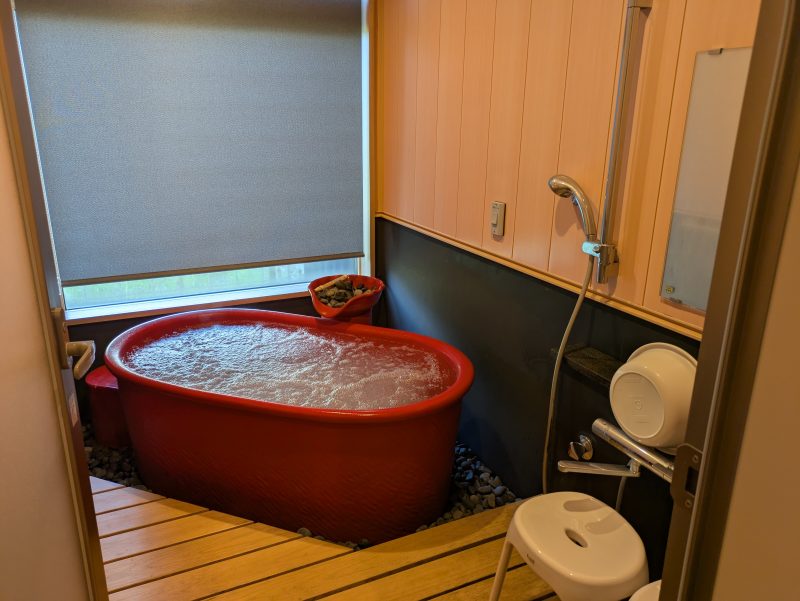 赤い浴槽のお風呂